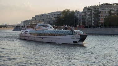 Moskova Nehri üzerinde tekne