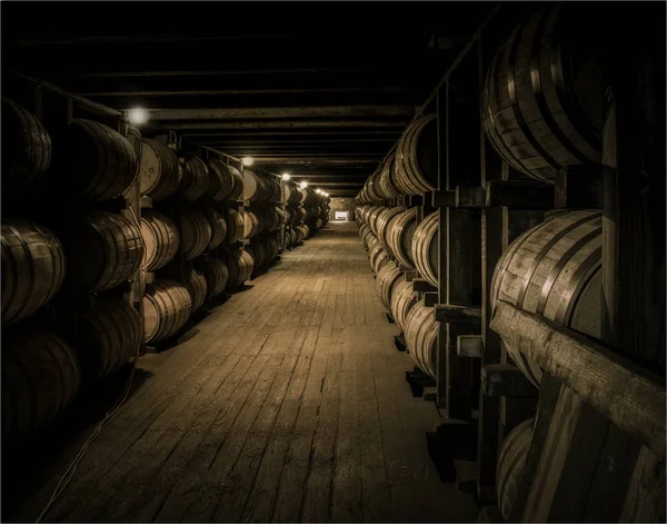 Verkoolde Eiken Vaten Van Bourbon Veroudering Een Rickhouse — Stockfoto