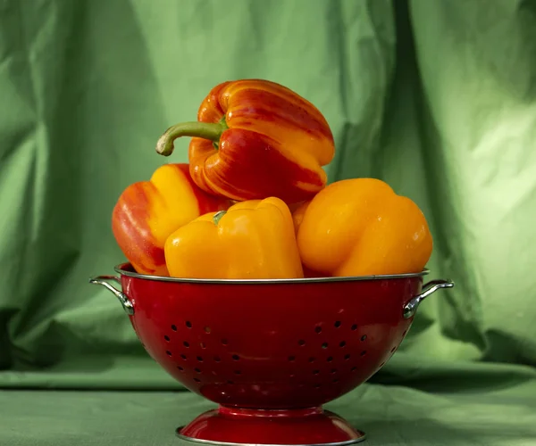 Röd Durkslag Full Gula Och Randiga Paprika — Stockfoto