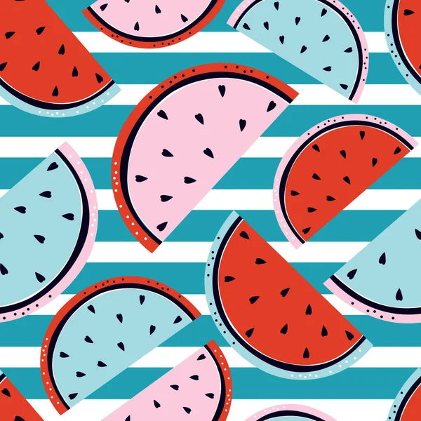 Patrón jugoso de sandía madura sin costuras. Fruta fresca de verano sobre un fondo de rayas azules y blancas. Rebanadas de sandía dibujadas a mano en rojo, rosa y azul. Ilustración plana vectorial colorido. Estilo moderno . — Vector de stock