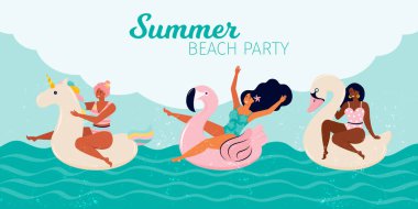 Yaz kumsal partisinde mutlu kadınlar. İnsanlar havuzda ya da denizde şişme şamandıralarda, flamingolarda, kuğularda, tek boynuzlu atlarda yüzerler. Havuz partisi yaz yatay afişi. El çizimi düz vektör çizimi