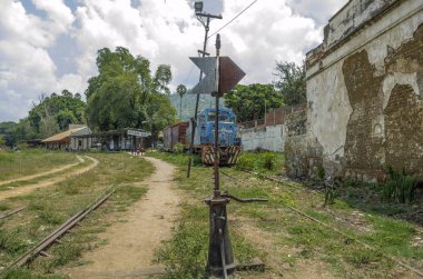 Oaxaca, Oaxaca, Meksika - 1 Haziran 2018: Parça ve Oaxaca, Meksika için Ferrocarril Müzesi'nde güneşli bir gün eski bir mavi tren, yatay