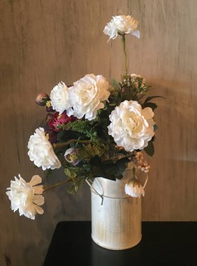 Kahverengi zemin karşı vazoda beyaz güller kompozisyon. Çiçekli Vintage dekorasyon