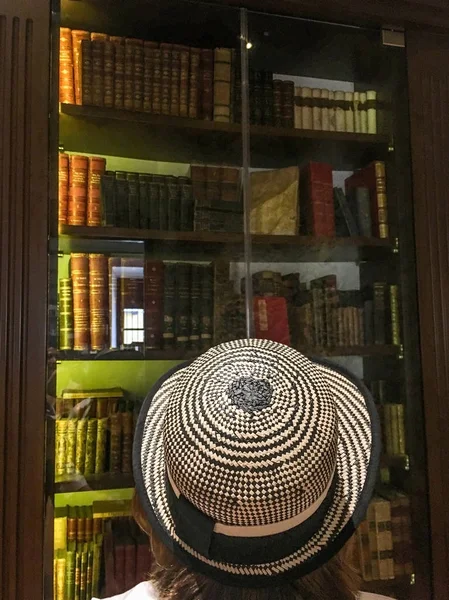 Woman Hat Looking Glass Cabinet Old Books — Stock Photo, Image