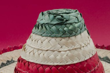 Meksika bayrağı renkleri kırmızı arka plan ile küçük şapka. Meksika Bağımsızlık Günü kutlamaları için küçük şapka