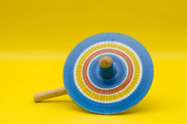 Sarı arka plan üzerinde renkli Meksikalı çocuk oyuncak. Geleneksel Meksika oyuncak