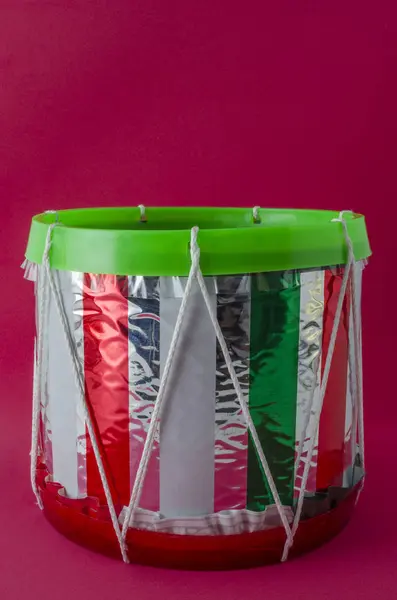 Tambor Brinquedo Com Cores Bandeira Mexicana Contra Fundo Vermelho Tambor — Fotografia de Stock