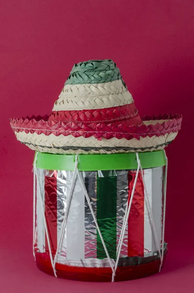 Tambor Juguete Sombrerito Con Colores Bandera Mexicana Sobre Fondo Rojo — Foto de Stock