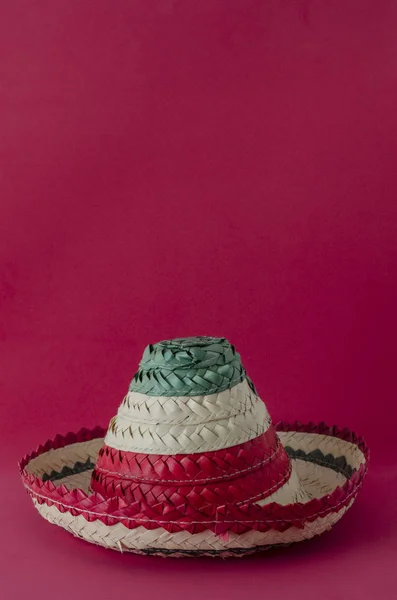 Sombrero Pequeño Con Colores Bandera Mexicana Sobre Fondo Rojo Sombrero — Foto de Stock