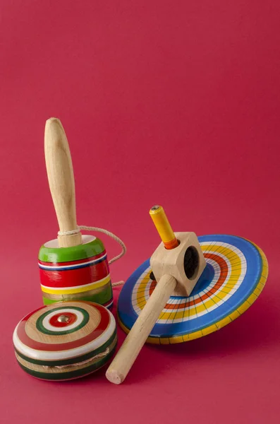 Balero, yo yo ve kırmızı arka planı iplik. Kırmızı bir arka plan karşı ahşap Meksika oyuncaklar