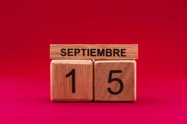 9月15日墨西哥独立日木制立方体反对红色背景 — 图库照片