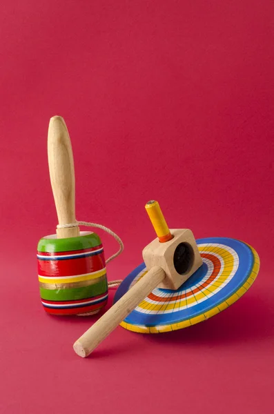 Balero Spinnen Tegen Rode Achtergrond Houten Mexicaanse Speelgoed Tegen Rode — Stockfoto