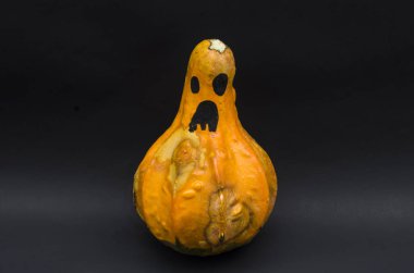 Şirin Halloween balkabağı korkunç yüzü siyah arka plan ile. Cadılar Bayramı Balkabağı siyah arka plan üzerine