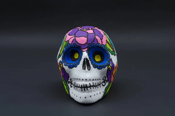 手描きの黒の背景に花と発泡スチロールの頭蓋骨 手描きハロウィーンとメキシコの日の死者の装飾のための頭骨 — ストック写真