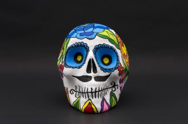 El Strafor kafatası çiçekler siyah arka plan ile boyalı. El kafatası Cadılar Bayramı ve Meksika gün ölü dekorasyon için boyalı