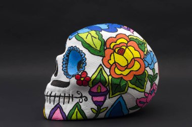 El Strafor kafatası çiçekler siyah arka plan ile boyalı. El kafatası Cadılar Bayramı ve Meksika gün ölü dekorasyon için boyalı