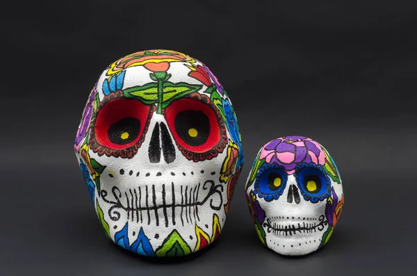 Calaveras Espuma Poliestireno Pintadas Mano Con Flores Sobre Fondo Negro — Foto de Stock