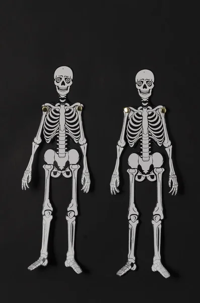 Паперові Скелети Чорному Тлі Паперові Скелети Прикраси Хеллоуїна Чорному Тлі — стокове фото