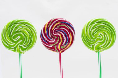 Beyaz arka plan üzerinde izole renkli lolipop. Beyaz arka plan ağaç renkli lolipop