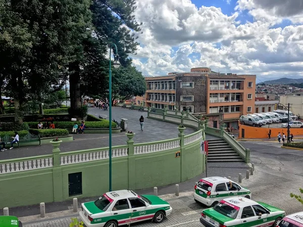 墨西哥韦拉克鲁斯 2018年9月22日 在阳光明媚的日子里 在一个阳光明媚的日子里 看到了有汽车和人的 Xalapa 市的街景 — 图库照片