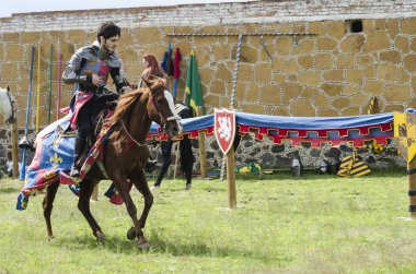 : Tlaxcala, Mexico - 29 Eylül 2018: bir binicilik: Tlaxcala, Mexico Ortaçağ Festivali sırasında genç şövalye