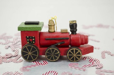 Tahta tren Noel süs şeker kamışı konfeti beyaz arka plan ile. Küçük kırmızı tren. Noel dekorasyon