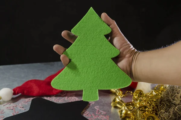 Mano Hombre Sosteniendo Árbol Navidad Contra Decoración Navidad Decoración Navidad —  Fotos de Stock