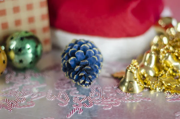 Décoration Noël Avec Chapeau Père Noël Petites Cloches Dorées Boules — Photo