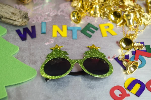 Kerstboom Bril Met Woordgroep Winter Gemaakt Met Kleurrijke Houten Letters — Stockfoto