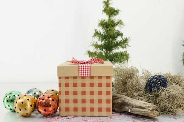 Weihnachtsgeschenk Mit Roter Schleife Einer Komposition Mit Weihnachtsmütze Weihnachtsbaum Weihnachtskugeln — Stockfoto