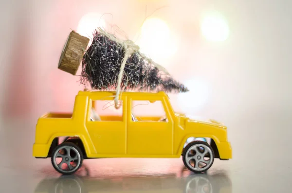 Toy Yellow Car Christmas Tree Blurred Background Fairy Lights Winter — Stock Photo, Image