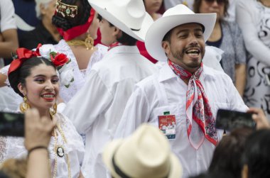 Xalapa, Veracruz, Meksika - 18 Kasım 2018: Veracruz adlı kaydı La Bamba 2018 yılında Xalapa, Veracruz, Meksika dan geleneksel giysileri ile bir çift portresi giyinmiş