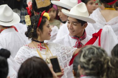 Xalapa, Veracruz, Meksika - 18 Kasım 2018: Genç bir çift portresi Veracruz adlı kaydı La Bamba 2018 yılında Xalapa, Veracruz, Meksika dan geleneksel giysileri ile giyinmiş
