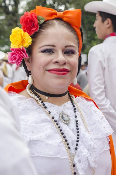 ベラクルス州ハラパ ベラクルス メキシコでのレコード バンバ 2018 年にからの伝統的な服を着て服を着て 女性の肖像ハラパ ベラクルス州 メキシコ 2018 — ストック写真