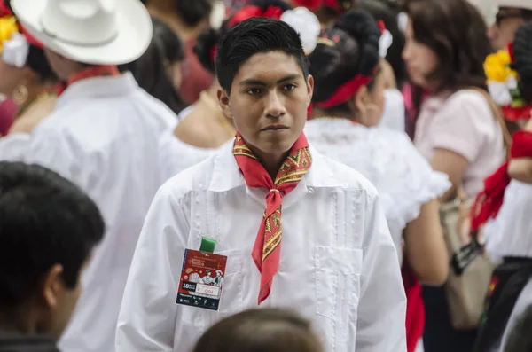 Xalapa, Veracruz, Meksika - 18 Kasım 2018: geleneksel giysileri kaydı La Bamba 2018 yılında Xalapa, Veracruz, Meksika, dans ile giyinmiş genç adam