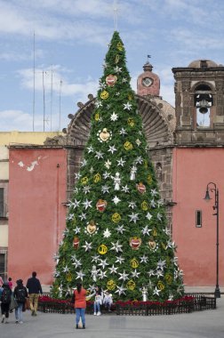 San Miguel De Allende, Guanajuato, Meksika - 26 Aralık 2018: Büyük Noel ağacı ve cephe Templo del oratoryo de San Felipe Neri San Miguel de Allende, Guanajuato, Meksika, güneşli bir günde