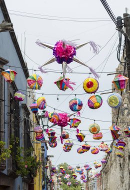 Renkli bir cadde San Miguel de Allende, Guanajuato, Meksika'asılı Pinata'yı ve kağıt lambalar. Meksika Noel için geleneksel dekorasyon