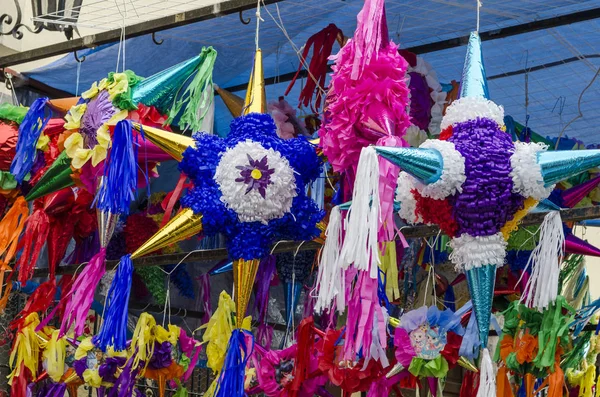 Traditionelle Farbenfrohe Pinatas Sternform Aus Mexiko Wichtiger Bestandteil Von Festen — Stockfoto