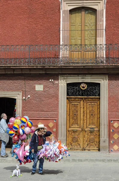 San Miguel De Allende, Guanajuato, Meksika - 25 Aralık 2018: Yaşlı bir adam onun balonlar San Miguel de Allende, yaklaşımlar akşam olarak Guanajuato, Meksika Street hawk