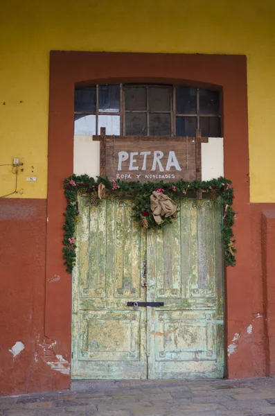 Stare Drzwi Drewniane Zielone Ozdobione Ozdoby Świąteczne Ulicy San Miguel — Zdjęcie stockowe