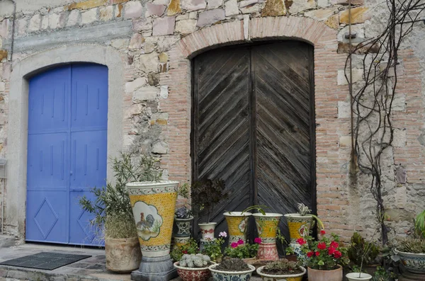 Edificio Antiguo Con Paredes Ladrillo Puertas Madera Flores Plantas Jarrones — Foto de Stock