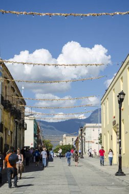 Oaxaca, Oaxaca, Meksika - Decmber 2, 2018: Street view Oaxaca Meksika ile 2 Aralık 2018. Aynı adı taşıyan Meksika devletinin başkenti ve en büyük Oaxaca olduğunu.
