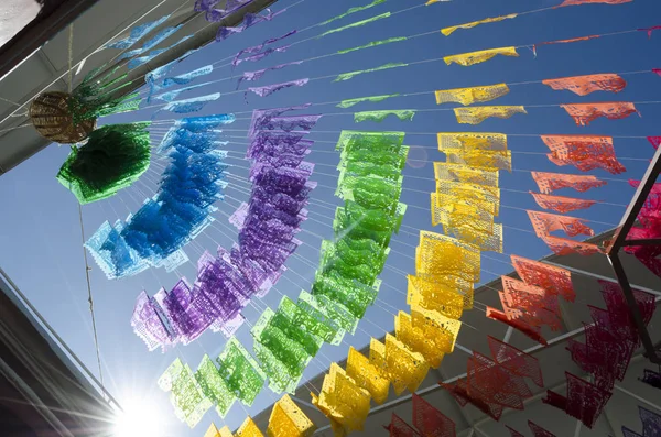 Świąteczny Kolorowe Transparenty Powiesić Zewnątrz Światła Przeciw Jasne Niebo Niebieski — Zdjęcie stockowe