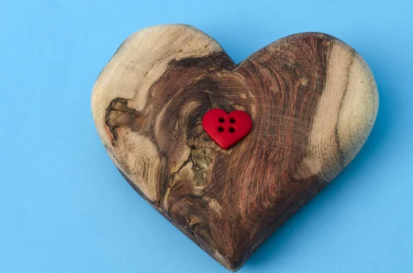 Dřevěné Srdce Trochou Červené Srdce Tvar Tlačítko Uprostřed Modré Pozadí — Stock fotografie