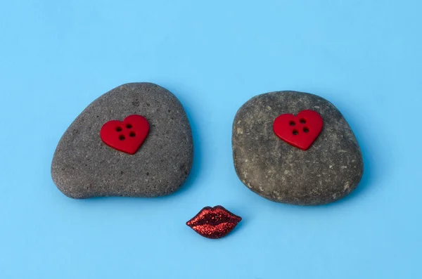 Ładna Twarz Wykonane Dwóch Kamieni Małe Czerwone Serce Kształt Przycisków — Zdjęcie stockowe