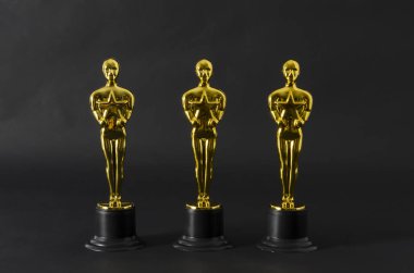 Xalapa, Veracruz, Meksika - 14 Şubat 2019: Siyah arka plan üzerinde plastik Oscar Ödülleri