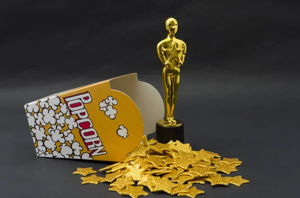 Altın yıldız ve plastik Xalapa, Veracruz, Meksika - 14 Şubat 2019: Sarı patlamış mısır kutusu siyah arka plan üzerinde oscar Ödülleri