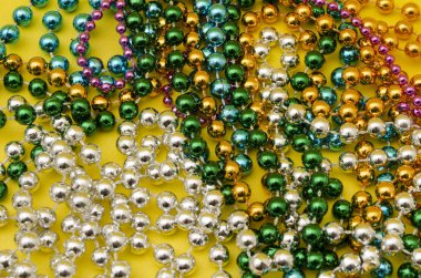 Mardi Gras boncuk Sarı zemin üzerine. Mardi gras boncuk fotoğrafı kapatın