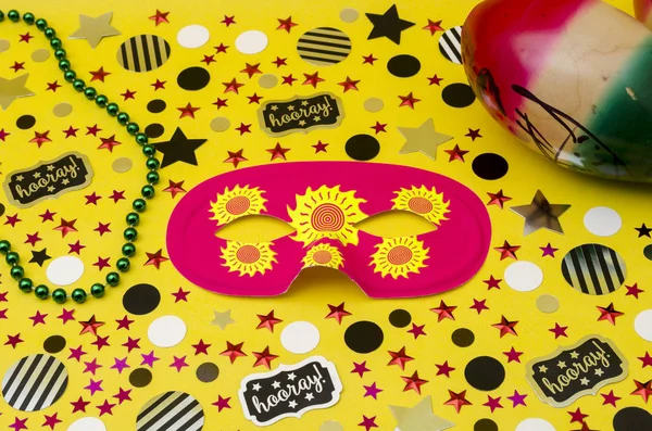 Widok Góry Ozdoba Party Różowe Oko Maski Naszyjniki Tworzyw Sztucznych — Zdjęcie stockowe