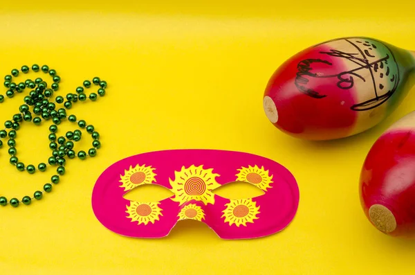 Collier Vert Masque Pour Les Yeux Rose Maracas Sur Fond — Photo